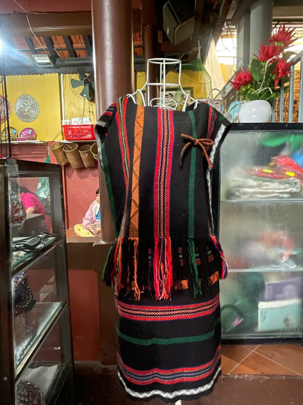 Set đồ nữ vải dệt Zèng cao cấp với họa tiết kẻ sọc độc đáo và điểm nhấn nơ duyên dáng.